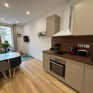 Elegant T2 A Bron, Tramway A 2min, Box Parking, 4personnes Appartement
