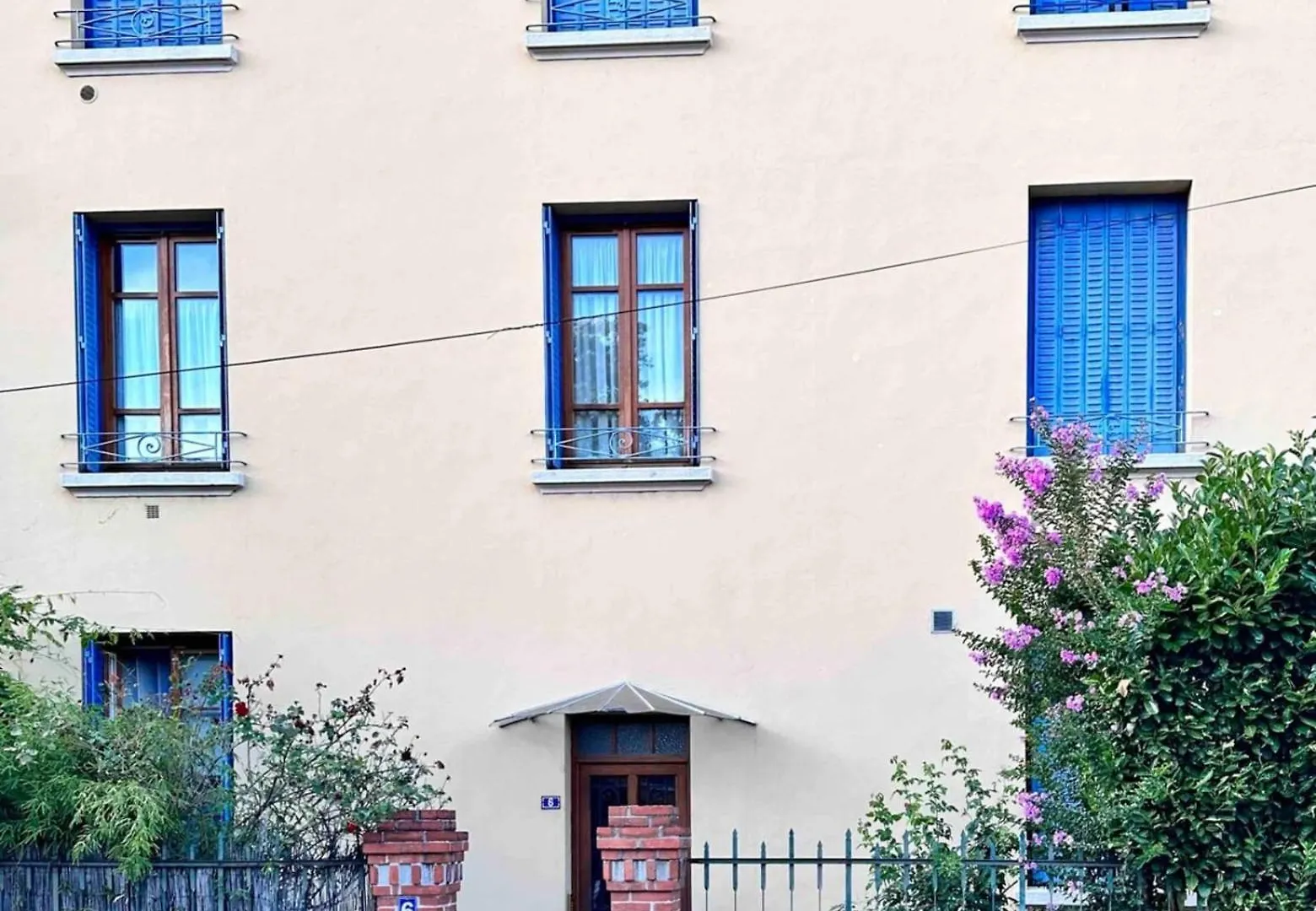 Apartment Studio Renove Et Fonctionnel Bron France